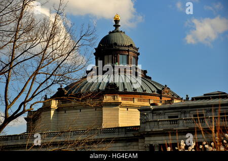 Washington, DC - Aprile 9, 2014: Il grande rivestiti di rame con la cupola e il "Torcia dell' apprendimento in cima al Jefferson costruzione presso la Biblioteca del Congresso * Foto Stock