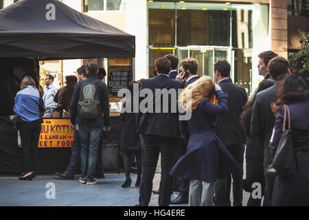 Londra pausa pranzo al di fuori il Gherkin. Attesa di persone in fila per la strada diverse bancarelle prodotti alimentari Foto Stock