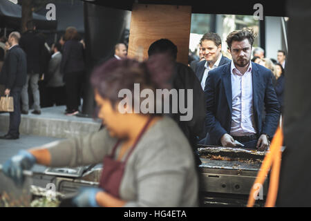 Londra pausa pranzo al di fuori il Gherkin. Attesa di persone in fila per la strada diverse bancarelle prodotti alimentari Foto Stock