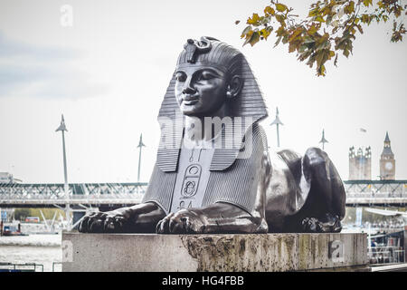 Londra sphinx statua Cleopatra Needle Foto Stock