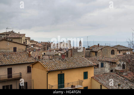 I tetti delle case di Montepulciano, piccolo paese in provincia di Siena Toscana. Foto Stock