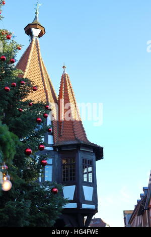 Il vecchio Municipio di Michelstadt con decorazione di Natale nella parte anteriore Foto Stock