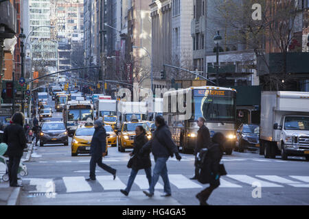 Guardando a sud oltre la costante del traffico su Madison Avenue da 34th Street a Manhattan NYC. Foto Stock