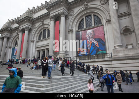 La gente sui gradini all'ingresso principale del Metropolitan Museum of Art sulla Quinta Avenue in New York City. Foto Stock