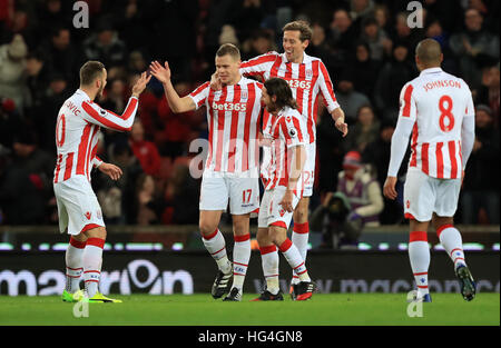 Stoke City's Ryan Shawcross (seconda a sinistra) celebra il suo punteggio i lati apertura obiettivo durante il match di Premier League a Bet365 Stadium, Stoke. Foto Stock