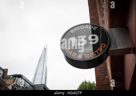 L'esterno della brigata social enterprise ristorante nella vecchia caserma dei vigili del fuoco edificio in Tooley Street London Foto Stock