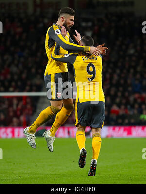 Dell'Arsenal Lucas Perez punteggio celebra il suo lato il secondo obiettivo del gioco con l'Arsenal di Olivier Giroud durante il match di Premier League alla vitalità Stadium, Bournemouth. Foto Stock