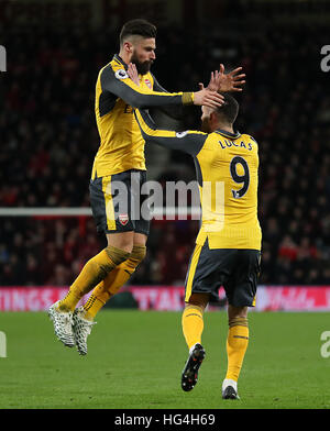 Dell'Arsenal Lucas Perez punteggio celebra il suo lato il secondo obiettivo del gioco con l'Arsenal di Olivier Giroud durante il match di Premier League alla vitalità Stadium, Bournemouth. Foto Stock