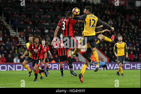 Arsenale di Olivier Giroud punteggi al suo fianco il terzo obiettivo del gioco durante il match di Premier League alla vitalità Stadium, Bournemouth. Foto Stock