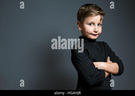 Ragazzo,Modello,child,bionda, capelli, occhi,blu,kid,shirt,maschio,grigio, giovani,isolato,divertente,bianco,media,l'espressione,pongono,supporto,commerciale Foto Stock