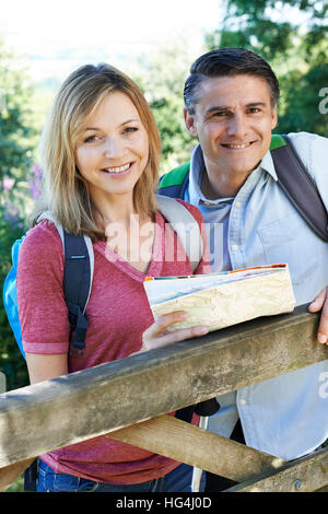 Ritratto di Coppia Matura escursioni in campagna Foto Stock