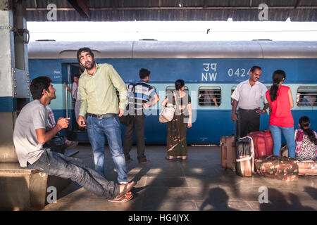 Treno passeggeri in attesa dell'orario di partenza alla piattaforma passeggeri della stazione ferroviaria di Agra Cantonment ad Agra, Utttar Pradesh, India. Foto Stock