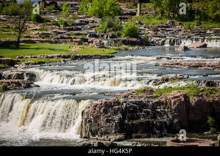 L'acqua precipita attraverso le rapide di cascate in Sioux Falls, SD Foto Stock