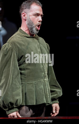 Sydney, Australia. 04 gen 2017. Tenor Mitchell Butel raffigurato in una scena dalla camera di Sydney Opera Premiere mondiale della produzione di 'Francesco Maurolico". Francesco Maurolico un'opera rinascimentale seguenti polymath Geraldo Cardano per essere eseguita come parte del Festival di Sydney a Carriageworks dalla camera di Sydney Opera in associazione con Ensemble prole, composto da Maria Finsterer. © Hugh Peterswald/Pacific Press/Alamy Live News Foto Stock