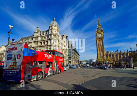 Londra, Inghilterra, Regno Unito. Double-decker autobus turistico in piazza del Parlamento Foto Stock