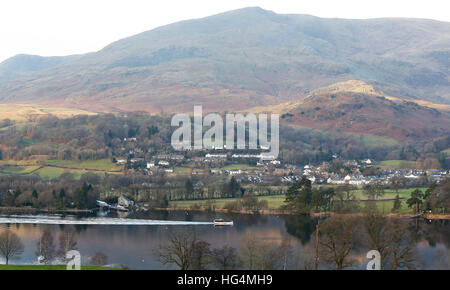 Una vista sul lago di Coniston come Gina Campbell, figlia del mondo la terra e l'acqua detentore del record di velocità Donald Campbell, è il cinquantesimo anniversario dell'incidente fatale vi del suo jet-powered Bluebird barca. Foto Stock