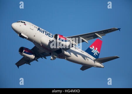 Aria Serbia un aeromobile Airbus A319 Foto Stock