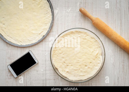 Pronta la pasta per pizza in forme per la cottura orizzontale Foto Stock