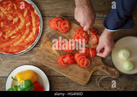 Pizza forma di cottura e gli ingredienti in orizzontale Foto Stock