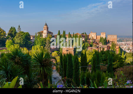 Alhambra di Granada, vista al Nasrid Palace e la Alcazaba, visto dai giardini del Generalife, Andalusia, Spagna Foto Stock