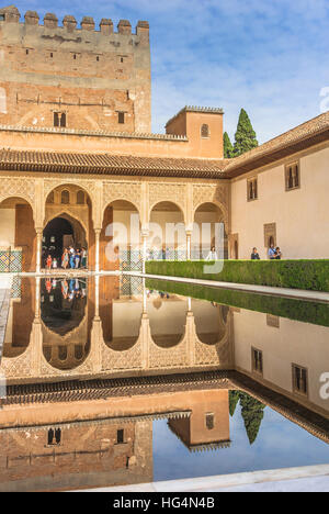 Patio de los Arrayanes, Corte dei Mirti, cortile di Nasrid Palace e la Torre Comares e riflessione, Alhambra,Granada, Andalusia, Spagna Foto Stock