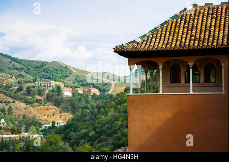 Mirador de Lindaraja con dipinti e le montagne circostanti di Albaicin, Alhambra di Granada, Andalusia, Spagna Foto Stock