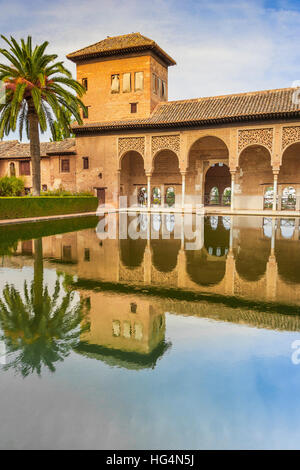 Palazzo El Partal con riflesso nell'acqua, Alhambra di Granada, Andalusia, Spagna Foto Stock