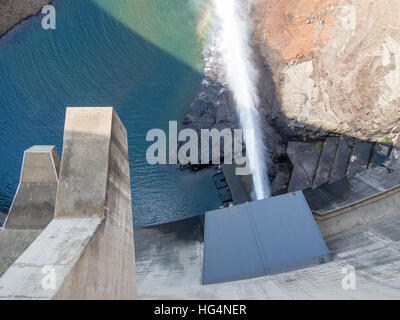 Vista superiore del rilascio di acqua a impressionante diga Katse centrale idroelettrica in Lesotho, Africa Foto Stock