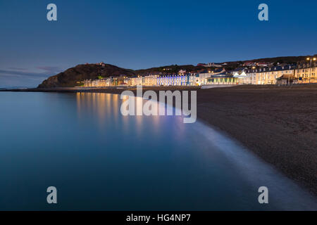 Aberystwyth promenade edifici in prima serata, Ceredigion, Wales, Regno Unito Foto Stock