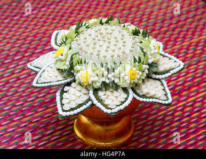 Vassoio con piedistallo e fiori tailandesi preparazione per matrimonio Tailandese cultura e cerimonia Foto Stock