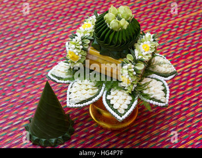 Vassoio con piedistallo e fiori tailandesi preparazione per matrimonio Tailandese cultura e cerimonia Foto Stock