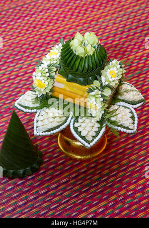 Vassoio con piedistallo e fiori tailandesi preparazione per matrimonio Tailandese cultura e cerimonia Foto Stock