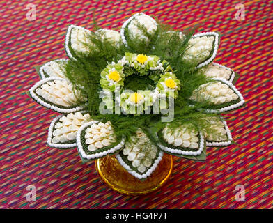 Vassoio con piedistallo e fiori tailandesi preparazione per matrimonio Tailandese cultura e cerimonia Foto Stock