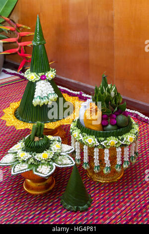 Vassoio con piedistallo e fiori tailandesi preparazione per matrimonio Tailandese cultura e cerimonia Foto Stock