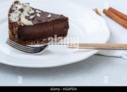 Materie cioccolato Torta vegana con dadi, fichi e carruba. Amore per un sano cibo crudo concetto. Foto Stock