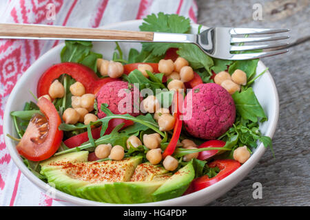 Vegan insalata con falafel e verdure. Vista dall'alto sul legno scuro dello sfondo. Cibo Vegan concetto. Foto Stock