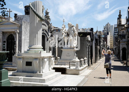 Famiglia mausolei nel Cementerio de la Recoleta, Buenos Aires, Argentina, Sud America Foto Stock