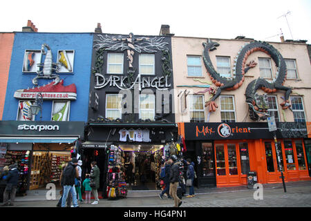 Il mercato di Camden nel nord di Londra, UK è una famosa cultura alternativa negozi visitata giornalmente da migliaia di locali e turisti. Foto Stock