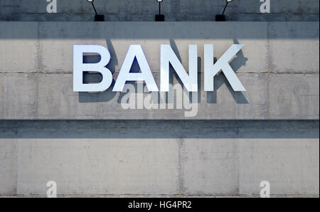 Un 3D render di taglio laser signage sopra l'entrata di una moderna banca generico edificio composto da cemento esposte nel day time Foto Stock