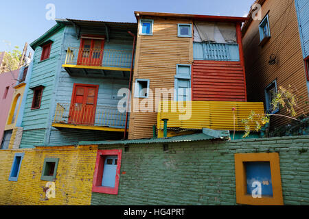 Dipinto luminosamente case lungo El Caminito street a La Boca distretto, Buenos Aires, Argentina, Sud America Foto Stock