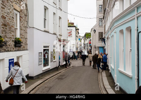 Fore Street nel Fowey, Cornwall. Una popolare località turistica lungo la costa della Cornovaglia e spesso occupato con persone tutto l'anno. Foto Stock
