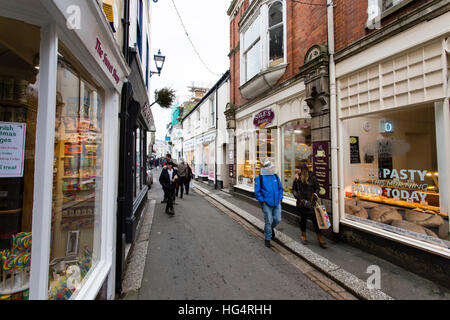 Fore Street nel Fowey, Cornwall. Una popolare località turistica lungo la costa della Cornovaglia e spesso occupato con persone tutto l'anno. Foto Stock
