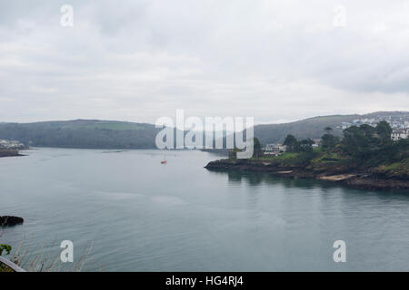 Vista di Polruan e Fowey da St Cathrine il castello attraverso il Fowey estuario durante un freddo dicembre pomeriggio. Foto Stock