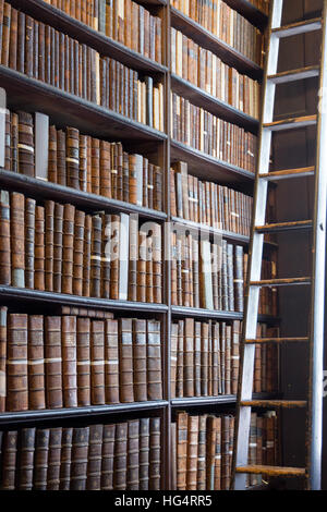 La lunga sala biblioteca del Trinity College di Dublino. Foto Stock