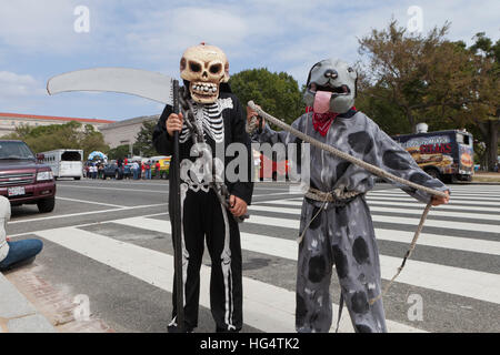 La Danza de Los Diablos (il Ballo dei diavoli) partecipanti al festival Latino - Washington DC, Stati Uniti d'America Foto Stock