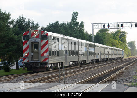 Metra treno dei pendolari alla pietra Avenue stazione, La Grange, Chicago, Illinois, Stati Uniti d'America. Foto Stock