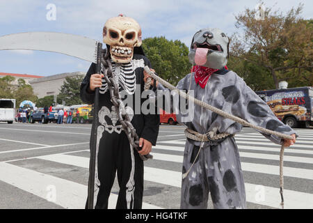 La Danza de Los Diablos (il Ballo dei diavoli) partecipanti al festival Latino - Washington DC, Stati Uniti d'America Foto Stock