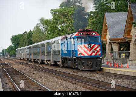 Metra treno dei pendolari alla pietra Avenue stazione, La Grange, Chicago, Illinois, Stati Uniti d'America. Foto Stock