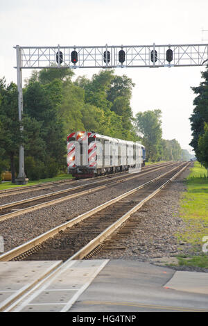 Metra treno dei pendolari alla pietra Avenue stazione, La Grange, Chicago, Illinois, Stati Uniti d'America. Foto Stock