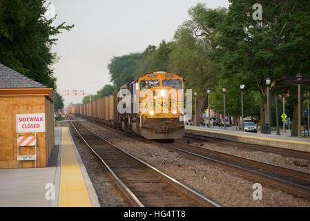 BNSF powered carbone treno alla pietra Avenue stazione, La Grange, Chicago, Illinois, Stati Uniti d'America. Foto Stock